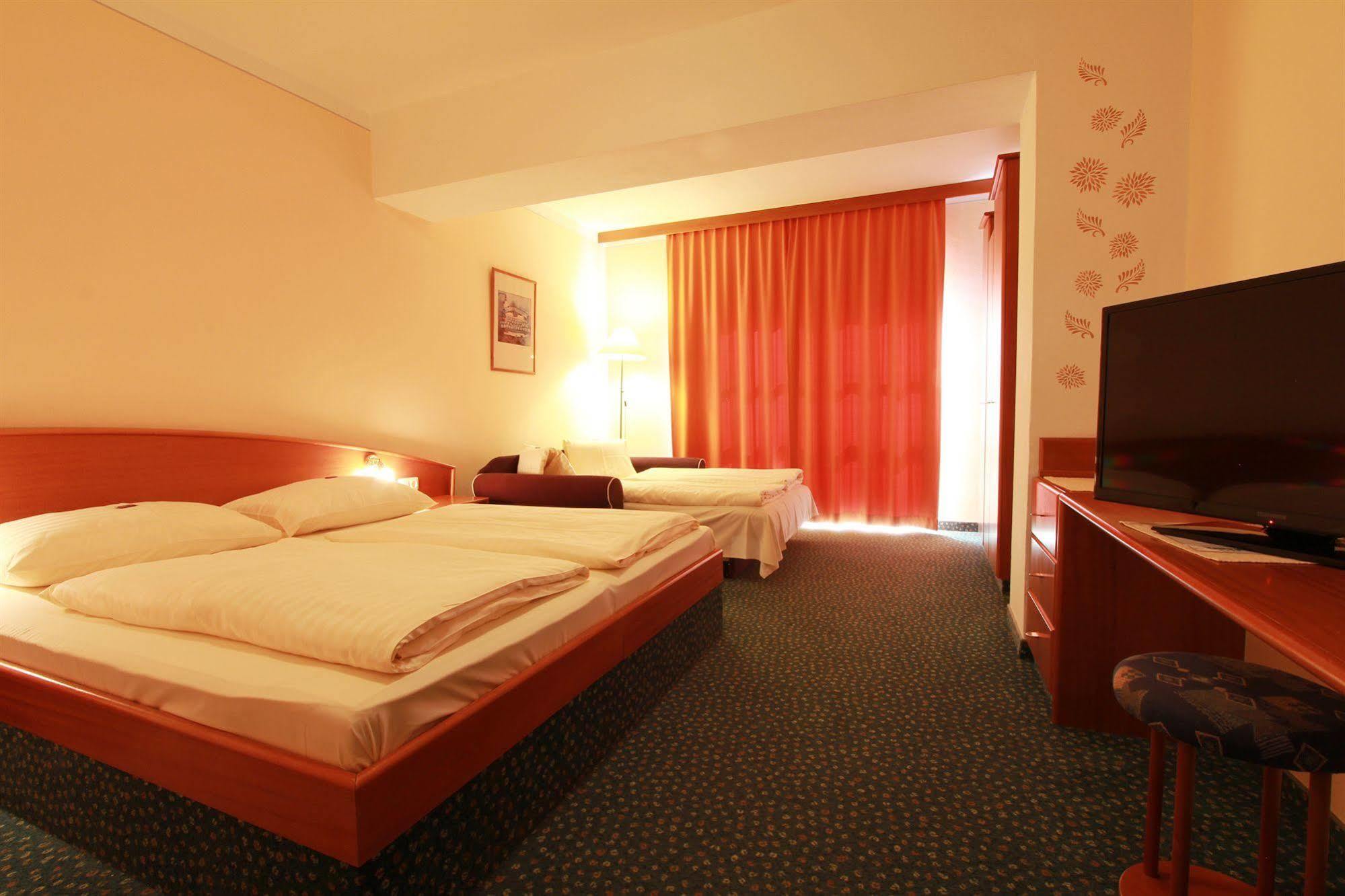 Vitalhotel Krainz Лойперсдорф бай Фюрстенфелд Екстериор снимка